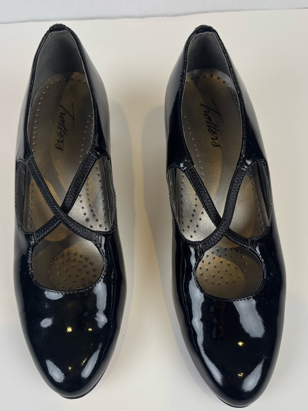 Trotters Jamie Black Patent Leather Criss-Cross Strap Pumps Heel Size 7